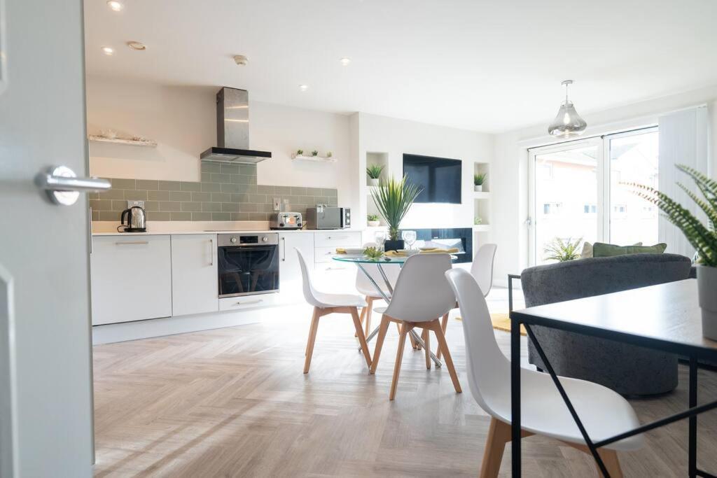 Apartment Century Central, Bay, Modern Chic 2br, Free Parking *